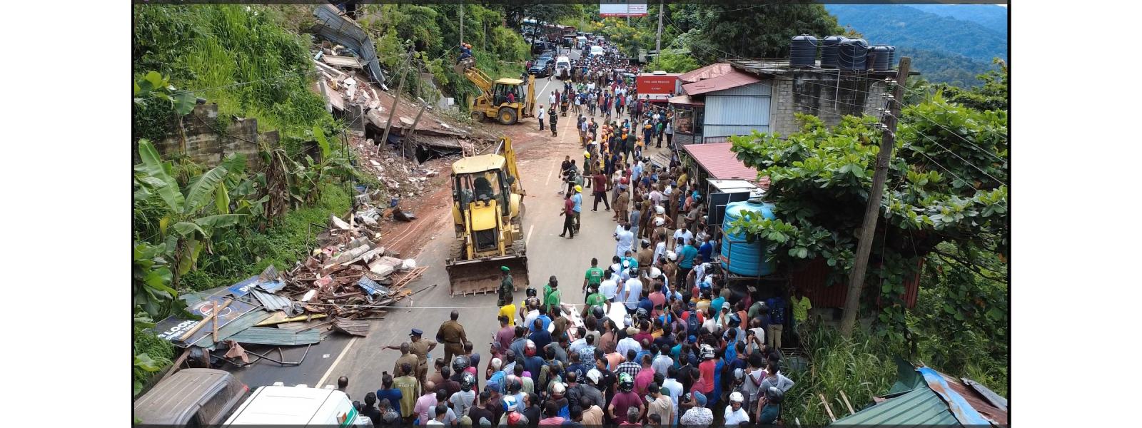 කොළඹ - නුවර මාර්ගය පහළ කඩුගන්නාවෙන් වැසේ